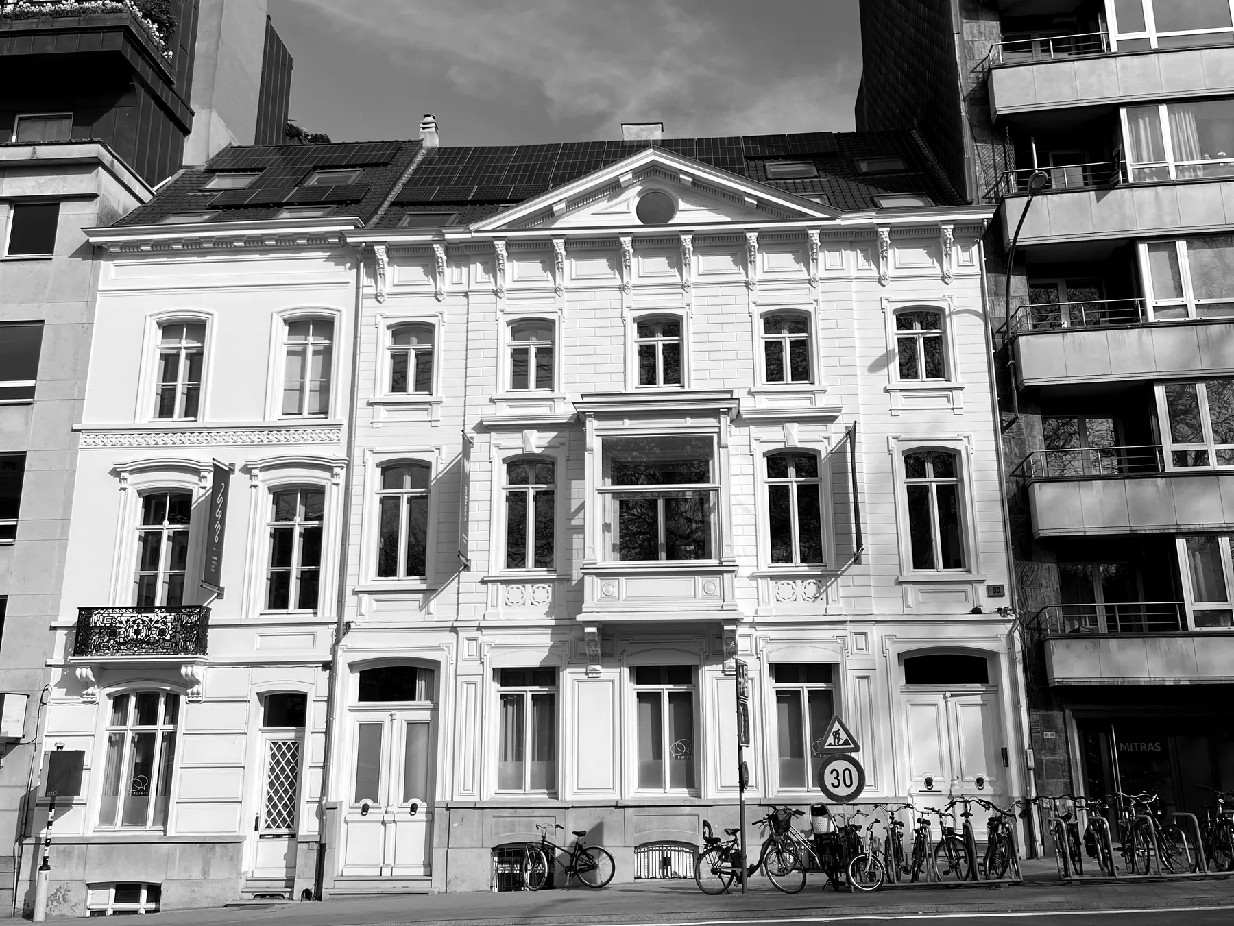 De gevel van Ruimte Citadel aan de Charles de Kerchovelaan in Gent
