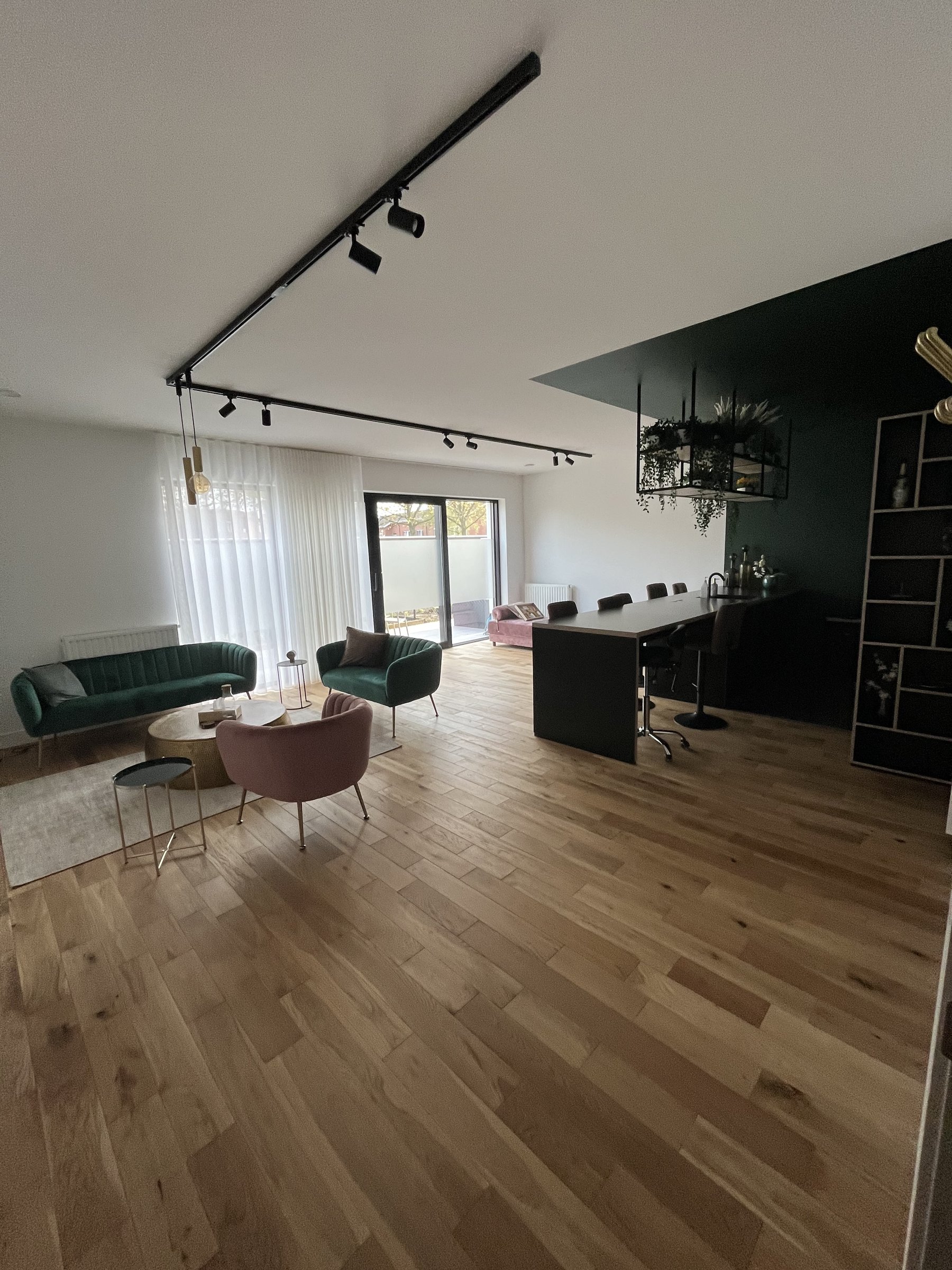 Open leefruimte met zithoek en eettafel bij Ruimte Lokeren