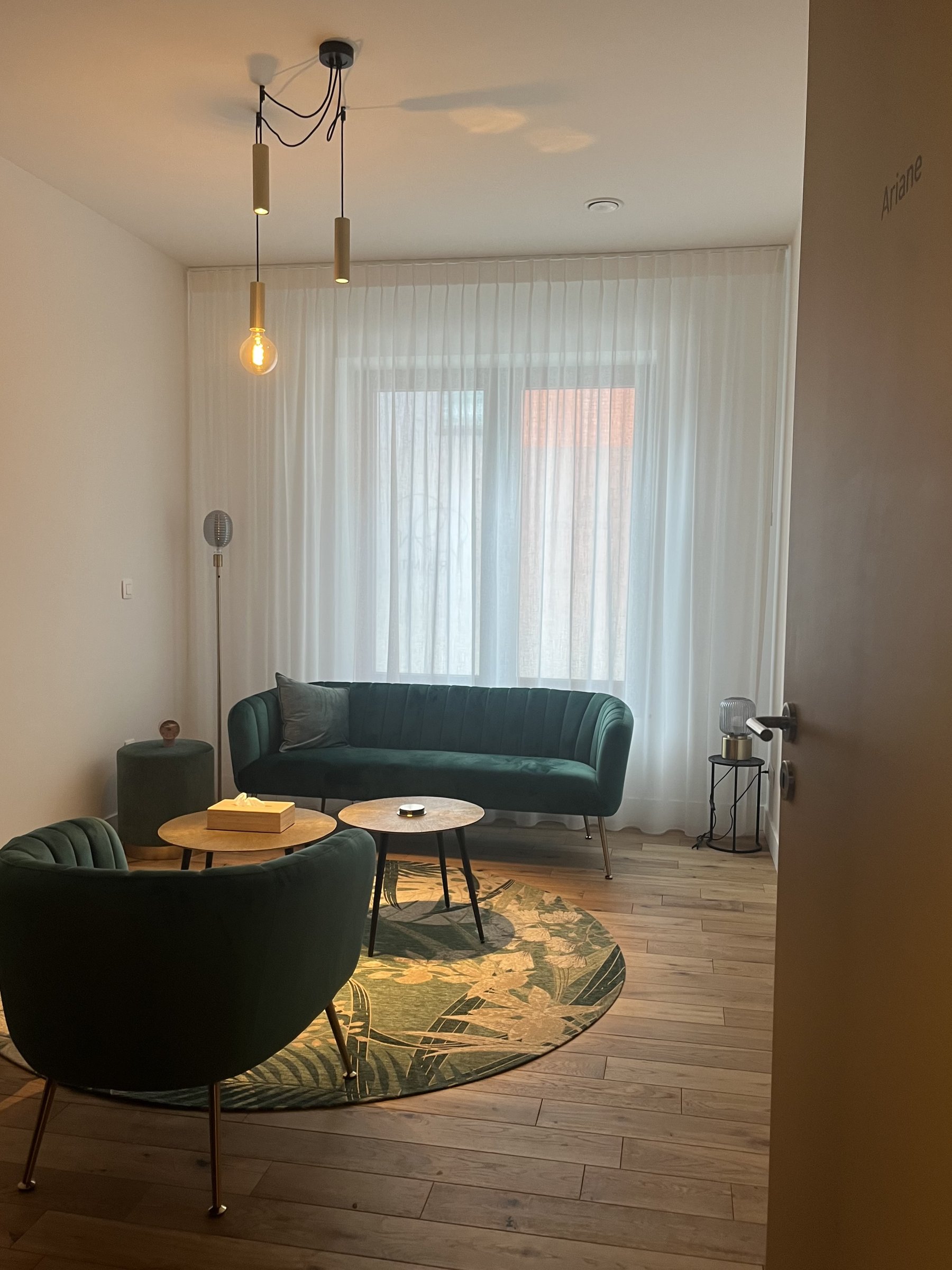 Zithoek met groene fauteuils bij Ruimte Lokeren